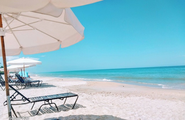 Island Escape!Walk to beach.Heated pool & hot tub.Private putting green.Privacy