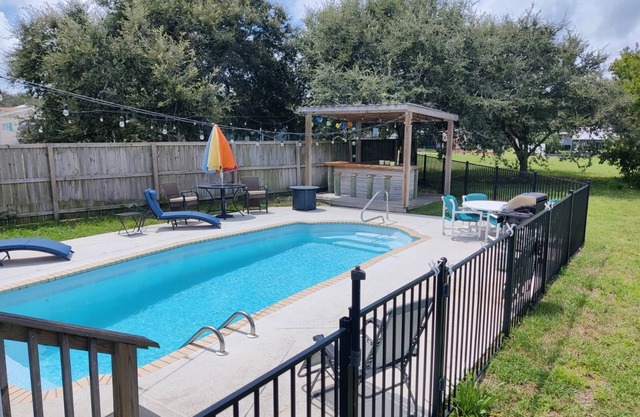 Island Escape - Water Views, Private Pool, Boat Dock, Walk to Beach