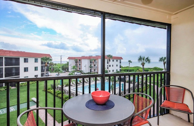 Island oasis - Beachfront condo on Sanibel Island - Sandalfoot 2C3