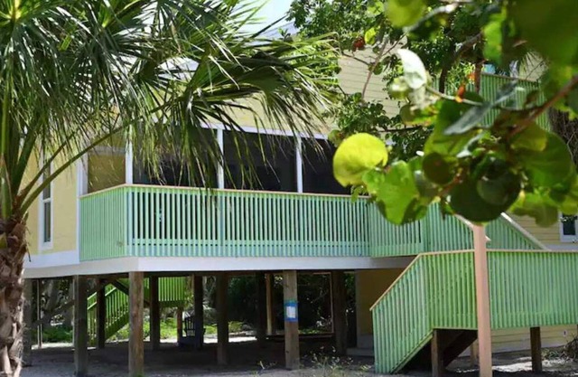 Island Paradise-The Sandy Banana-across from beach-only a 2 minute walk