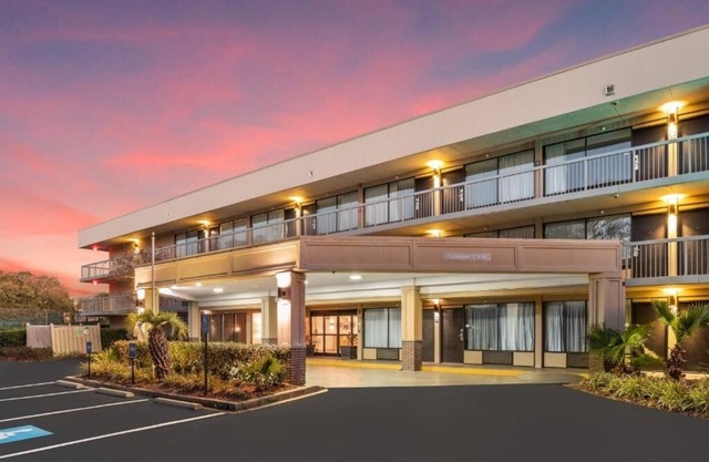 Island Retreat: Enjoy Comfy Room w/Pool & Free Continental Breakfast, 3 Rooms