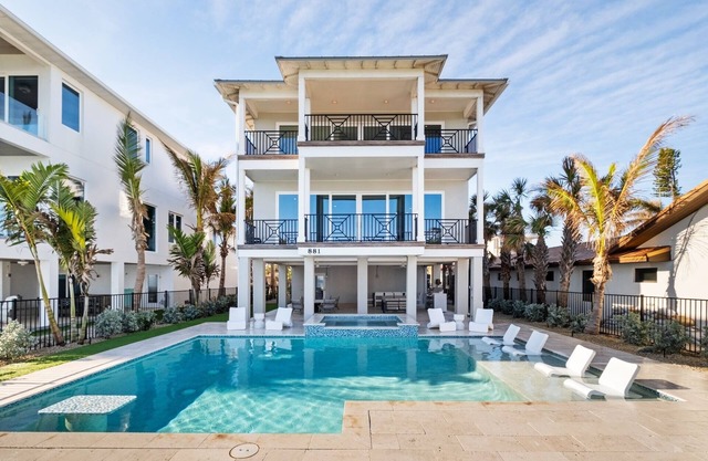Island Retreat! Pool, Spa, Rooftop Views and Covered Outdoor Dining