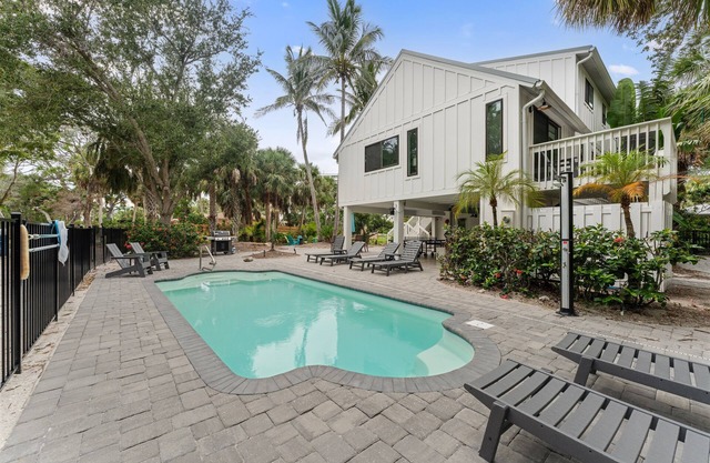 Island Sol: Secluded 4 BR Paradise with Salt Water Pool, Walk to the Village
