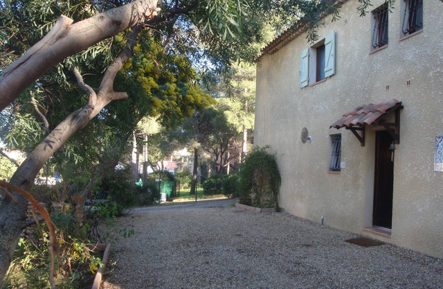 ISTANBUL Apt T2 ground garden villa provencal 200M range SEYNE SUR MER Var