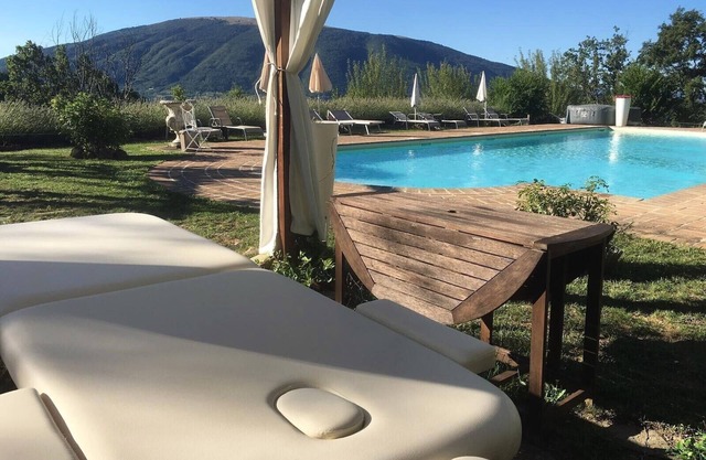 Italian farmhouse in the countryside with 7 bedrooms and large pool