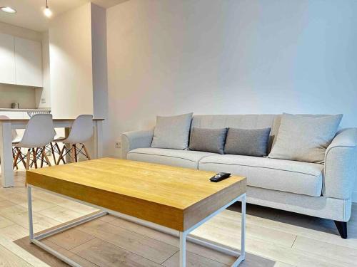 Jacinto Benavente 15, 1L by YBH