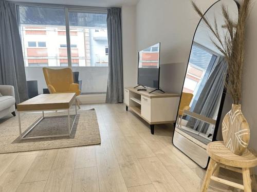 Jacinto Benavente 15, 1S by YBH