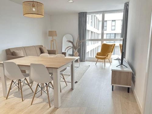 Jacinto Benavente 15, 6A by YBH