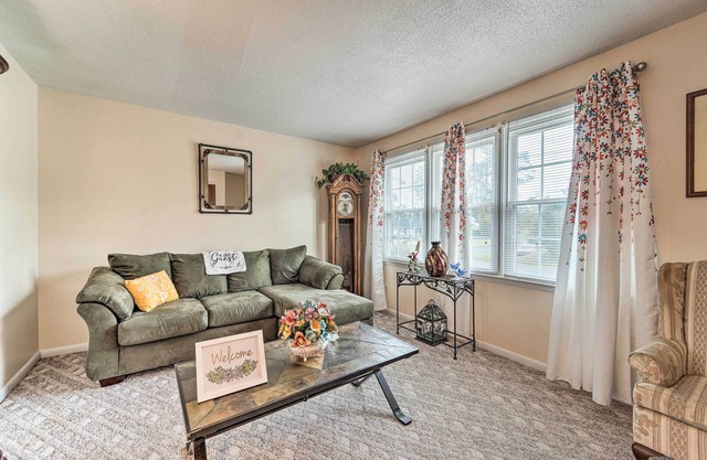 Jacksonville Getaway ~ 4 Mi to Downtown!