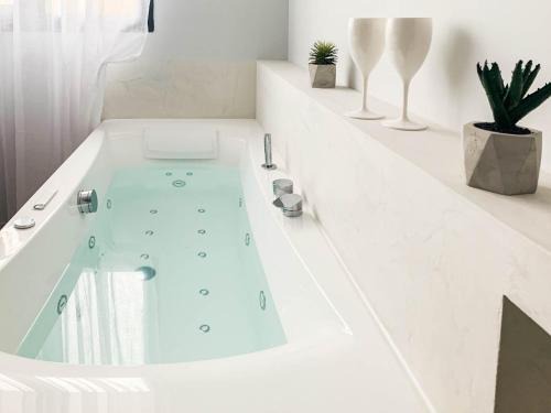 Jacuzzi Bay avec LITERIE GRAND LUXE proche du lac Annecy Avenue du Parmelan