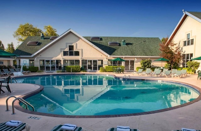 Jacuzzi Escape in Ozarks w/Full Kitchen & Balcony for Outdoor Dining | 3 Units