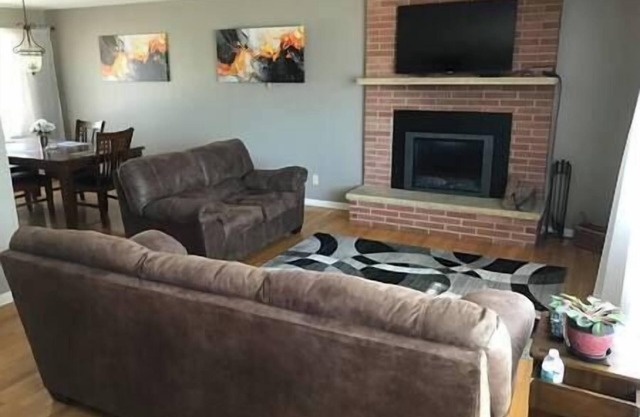 Jacuzzi tub - fireplace - Self check-in- off street parking!