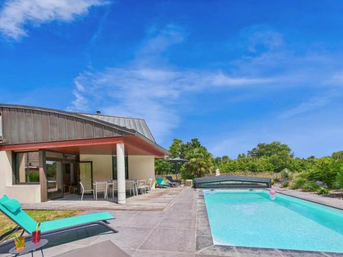 Jardin et piscine - 1km de la plage de Mousterlin