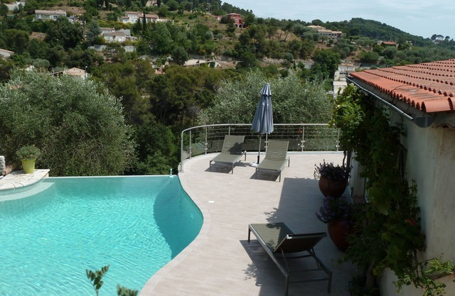 Jardin secret" villa, 4-star state label, Nice hinterland, olive grove