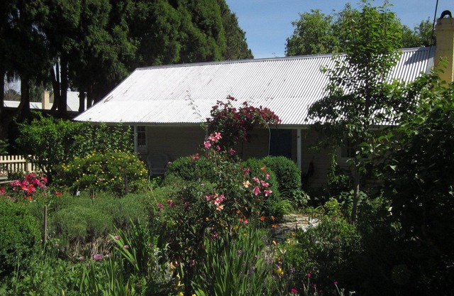 Jellore Cottage - in the heart of town