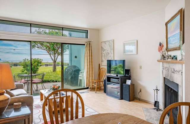 JL 1107: Sunsets at their Finest in this Lovely 2 bedroom, Water view!