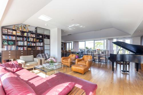JOIVY Beautiful Penthouse with Terrace & Jacuzzi