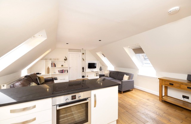 JOIVY Inviting Flat Near Edinburgh Castle W/Parking