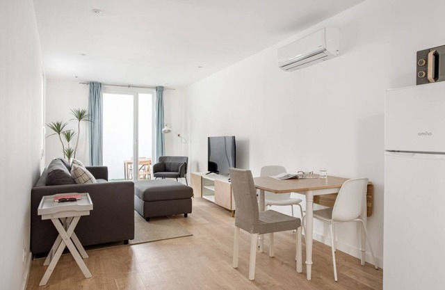 JOIVY Minimalistic apt w/patio in Principe Real