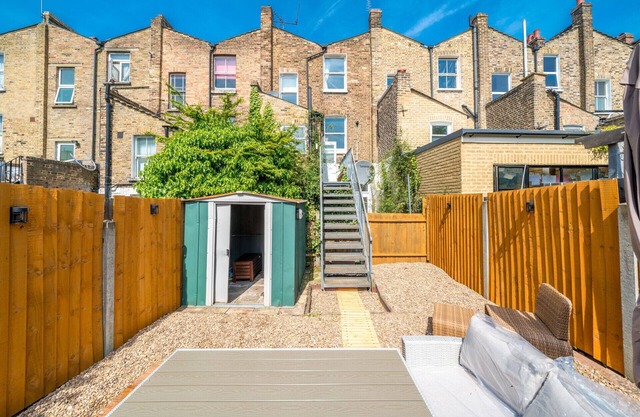 JOIVY Splendid townhouse flat w/backyard