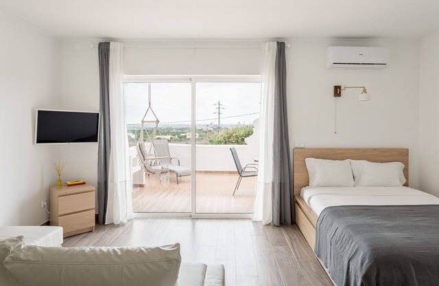 JOIVY Superb studio w/patio in Faro