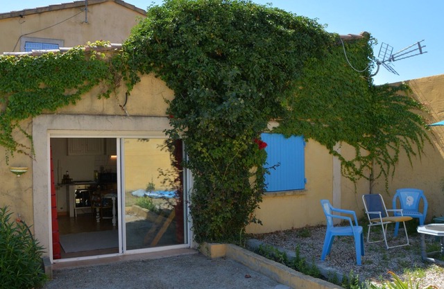Joli Studio Avec Terrasse, Jardin et Piscine