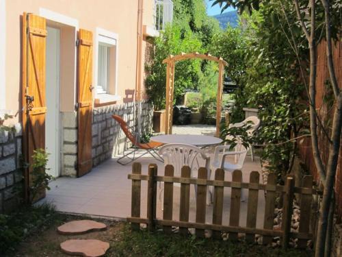 Jolie T2 rénové avec jardin clos et parking privé