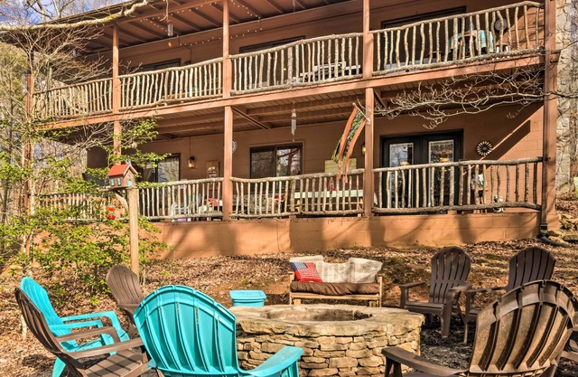 'Joshua’s Lodge' w/Hot Tub + Mountain Views!