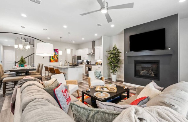 Joyous 3BDTownhouse: UltraCool & Spacious!