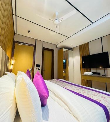 JS Residency Luxe Collection Hotel Near Nizamuddin Railway Station