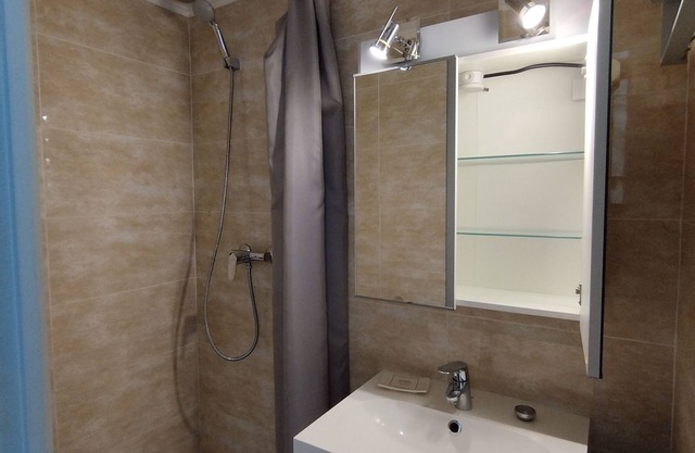 Juan les Pins. Petite Maison, Quartier Calme à 500m de la Plage