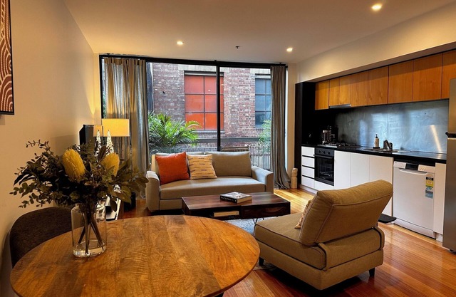 Juliet: Stylish 1 bedroom laneway apartment. CBD. Parking, Parking option