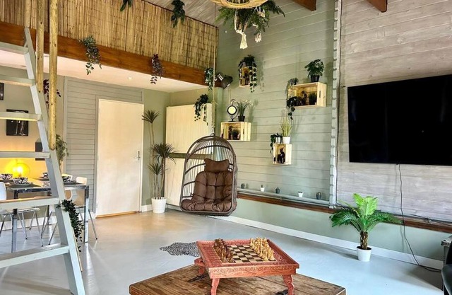 Jungle style lodge with jacuzzi ,sauna and garden near Amsterdam