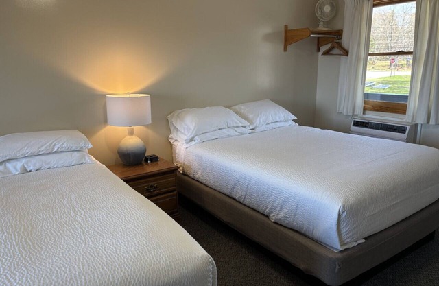 Juniper Motel-Waterfront-Double Queen-Jacuzzi tub