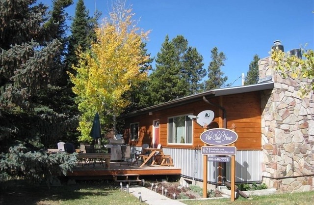 Just a minute from Yellowstone! Family sized home w/deck Book Now for Summer!