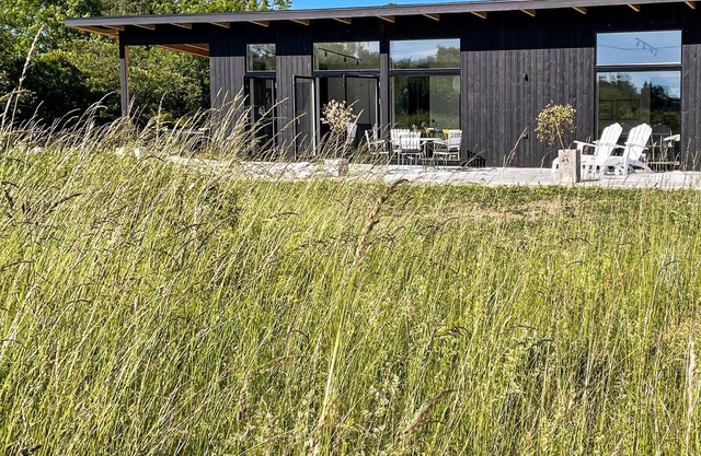 Just one kilometer from the water, this modern and cozy cottage with a view of the Swedish nature aw