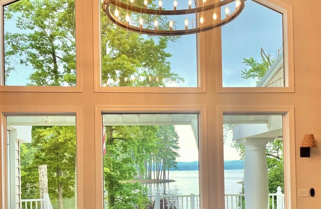 Just renovated! LAKE FRONT FAMILY GETAWAY 5 Bedrooms, 3.5 Baths