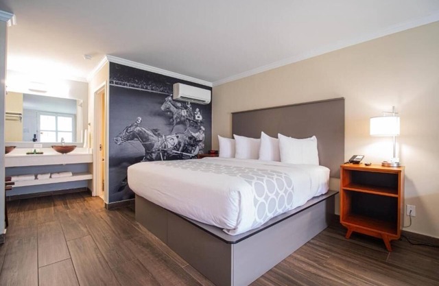Just What You Were Looking For! Free Breakfast, Onsite Pool, Free Parking