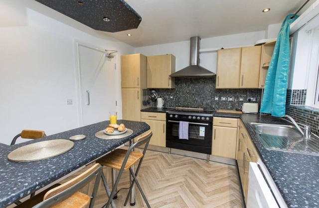 K Suites - Beautiful 5 bed House w/free parking
