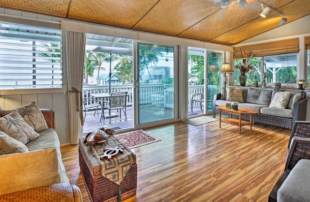 Kailua-Kona House w/ Deck & Ocean Views!