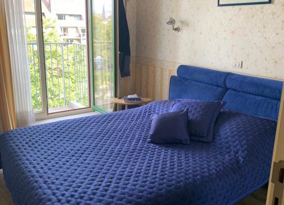 Kamer met terras te Kortrijk met uitzicht op de Leie