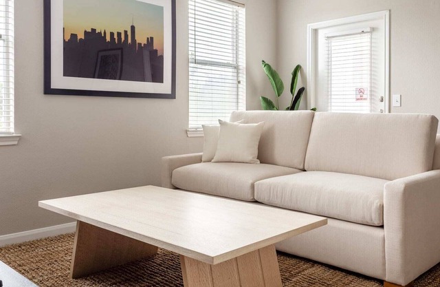 Kasa | Timeless 1BD in South Houston | Pearland
