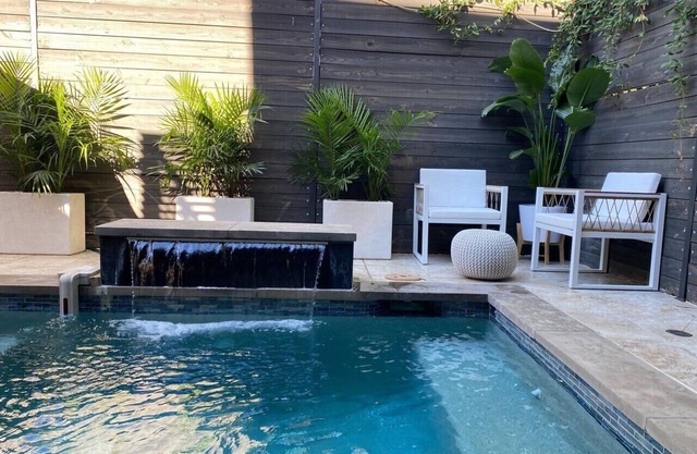 Katy Trail. Warm Pool. 5 bedroom townhome.
