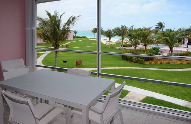Kellie’s Cool Condo - Sleeps 8 guests on the Beach