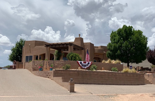 Kelly’s Casita with gated off road parking. Private, quiet, clean, comfortable.