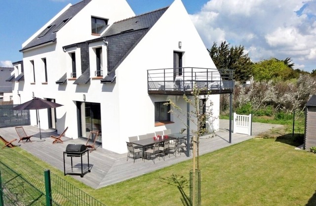 KERPI, recent house with VERY NICE BEDROOMS, 3 minutes WALK from the beach