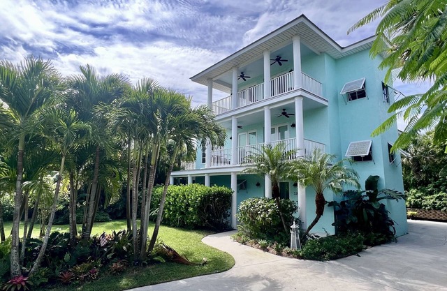 Key West Style Beach House w/Boat Parking 2 mins from launch 5 mins from beach!