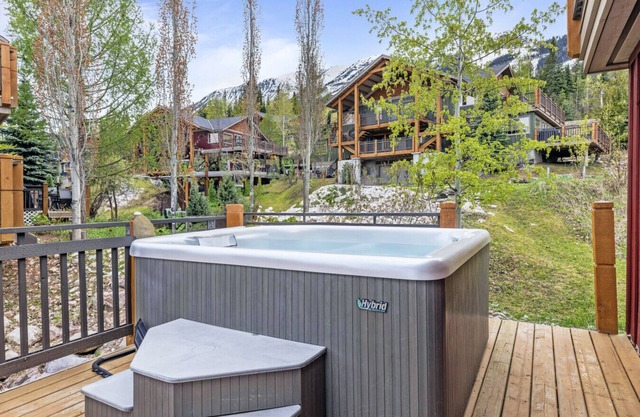 Kicking Horse Gem for 6 | Near Gondola + Hot Tub!