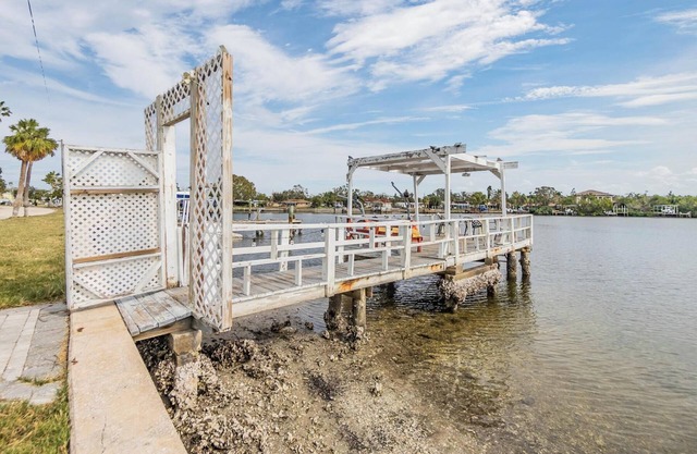KING 1bd/1ba in St. Petersburg w/PRIVATE DOCK & KAYAKS
