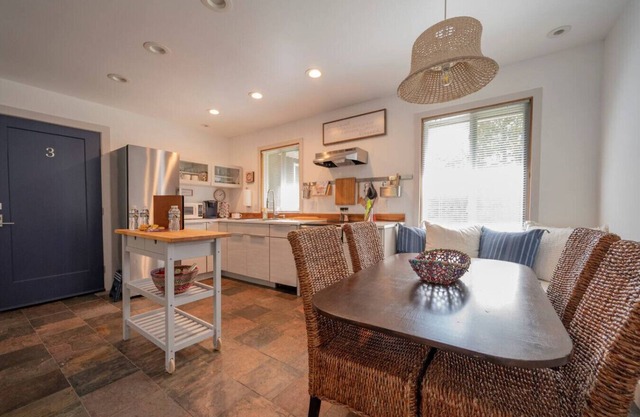 King + 2 Queen Beds | 3 Smart TV`s | *WALK to LU*